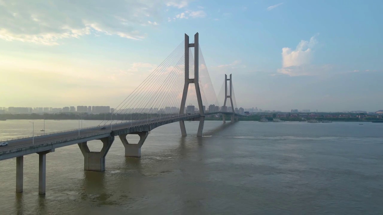 蓝天白云下的鄂黄长江大桥视频素材