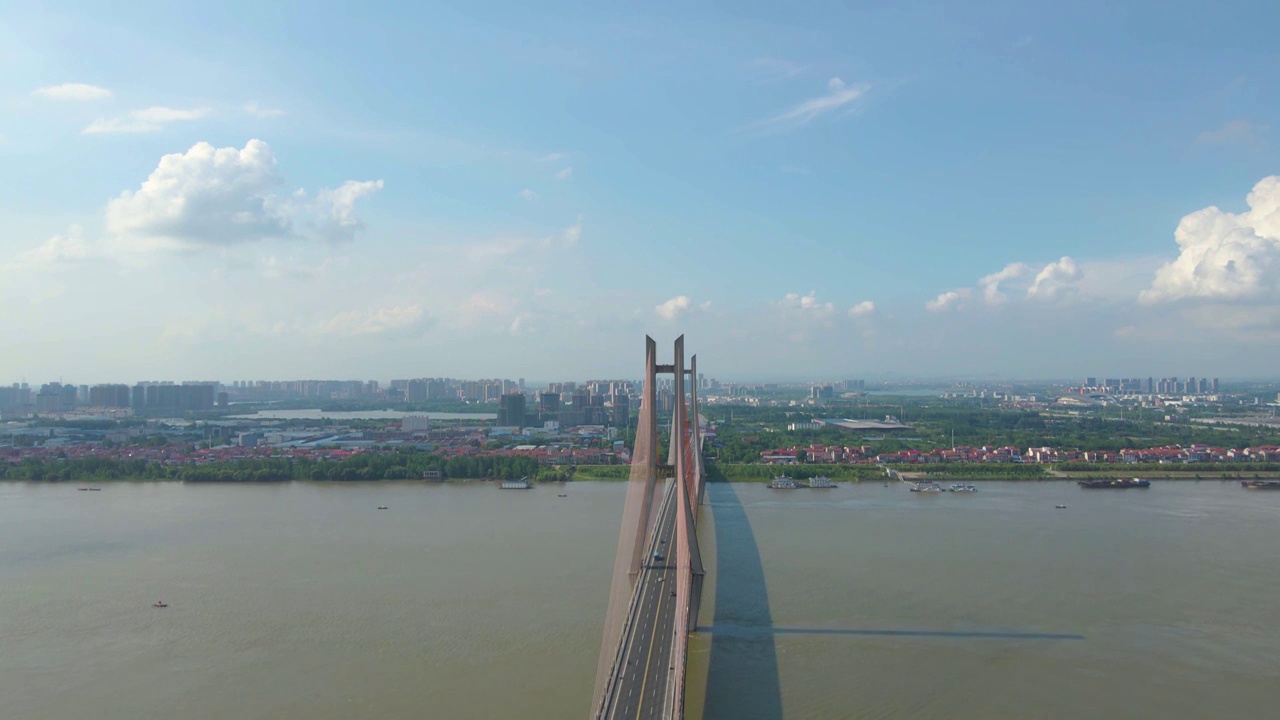 蓝天白云下的鄂黄长江大桥视频素材