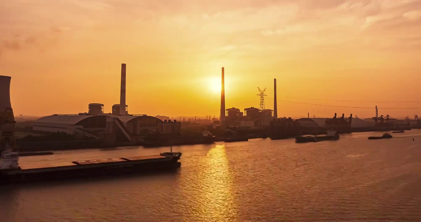 夕阳下,黄浦江边的热能发电厂和码头视频下载