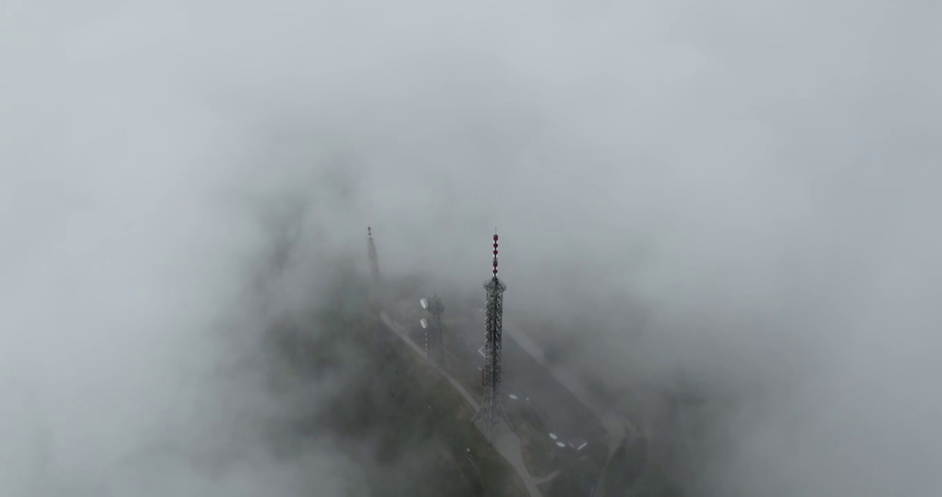 雾中的信号塔视频素材