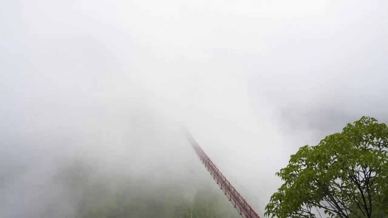 云雾里的山和山间的游览观光吊桥视频素材