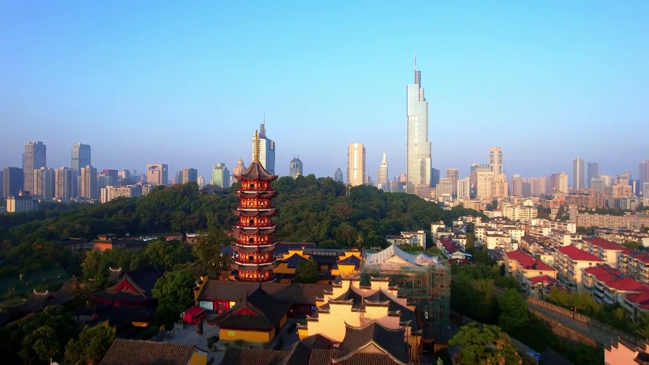 中国江苏省南京市明长城和鸡鸣寺清晨风光航拍视频素材