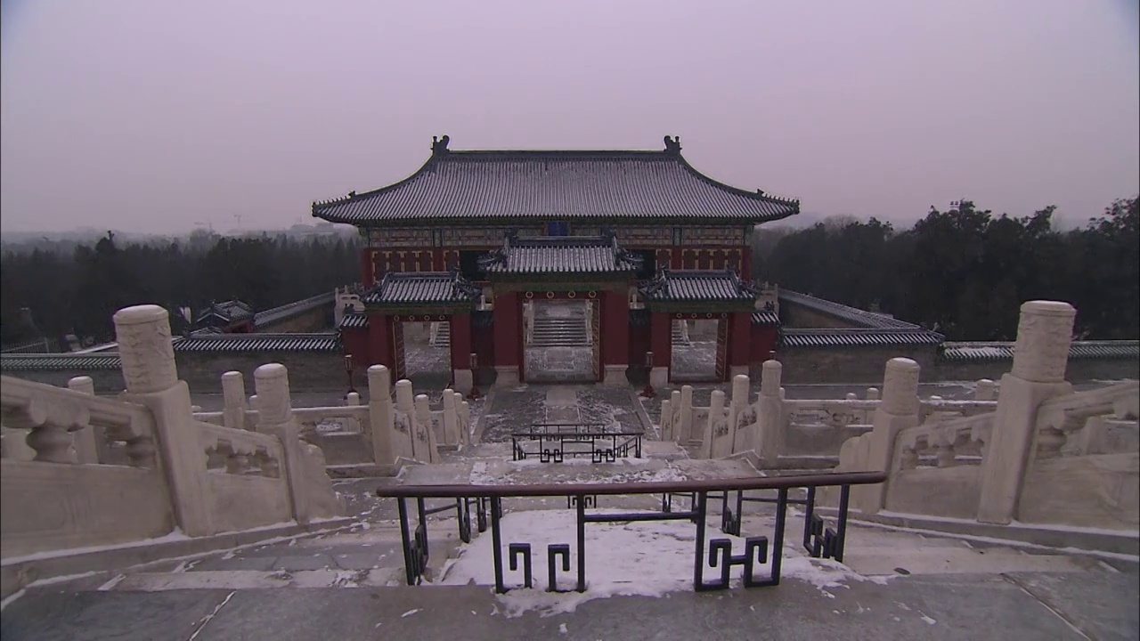 北京天坛雪景皇乾殿滑轨镜头视频素材