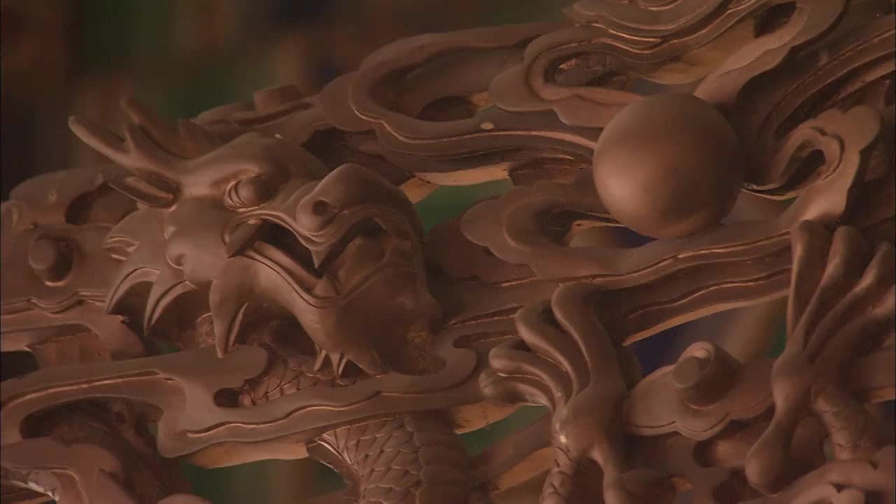 北京天坛皇乾殿内皇帝祖先牌位龛顶龙纹花雕滑轨镜头视频素材