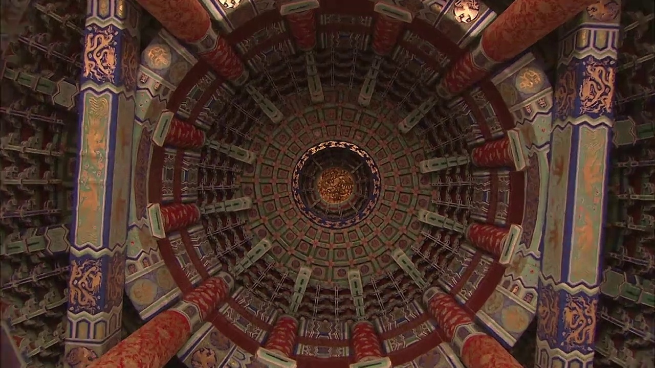 北京天坛祈年殿内顶部藻井圆穹内壁正中龙凤和玺彩画滑轨镜头视频素材