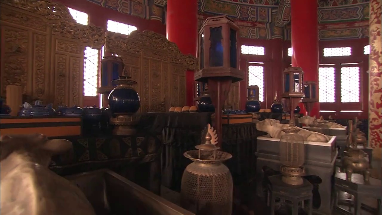 北京天坛祈年殿内侧面的皇帝的牌位滑轨镜头视频素材