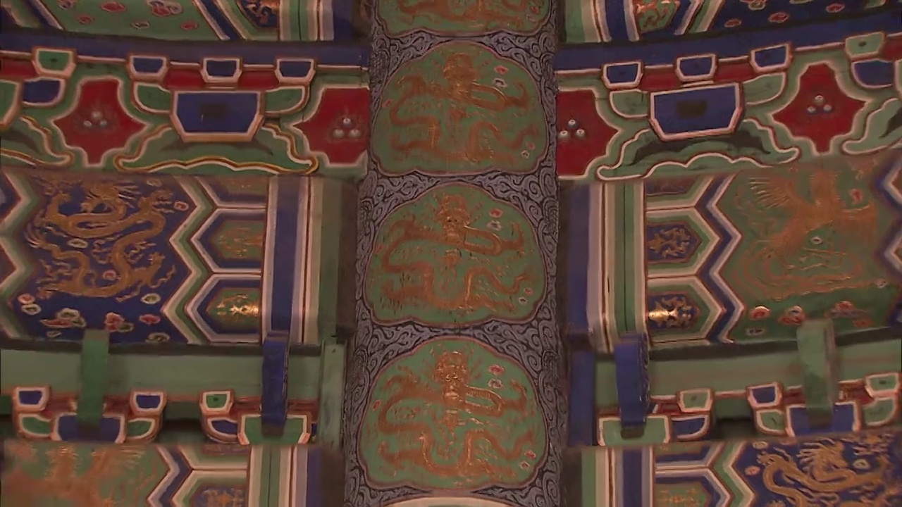 北京天坛祈年殿内木柱上金色龙纹滑轨镜头视频素材