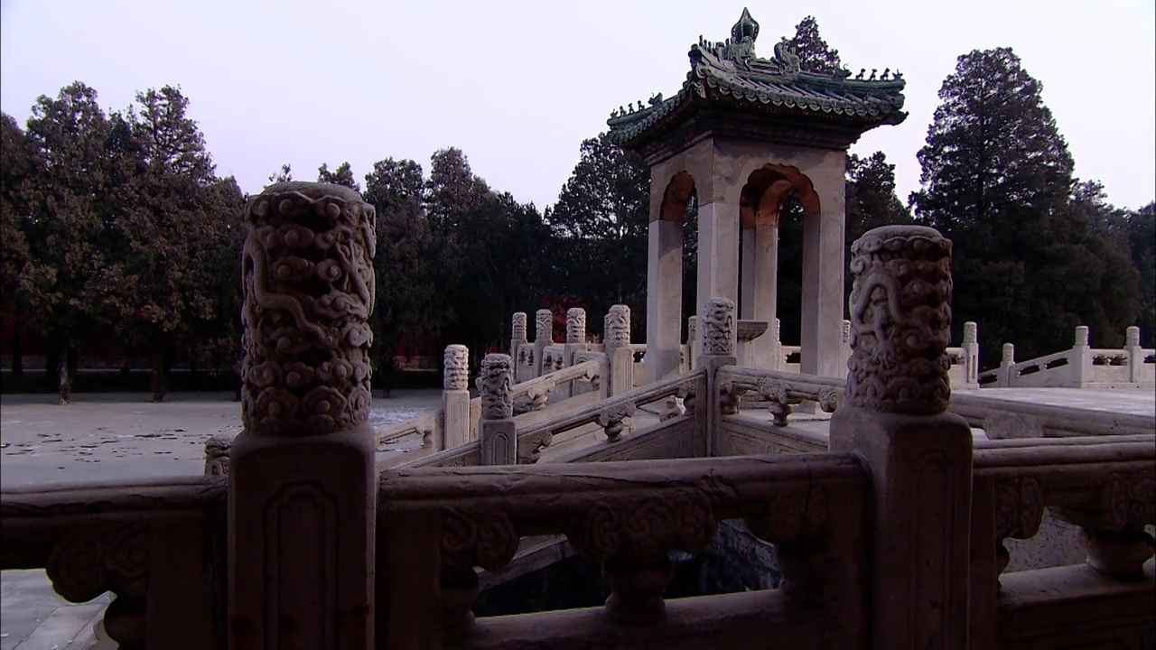 北京天坛斋宫正殿外石柱石阶铜人亭滑轨镜头视频素材
