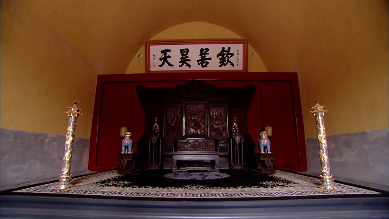 北京天坛斋宫主殿乾隆御笔钦若昊天巨匾滑轨镜头视频素材
