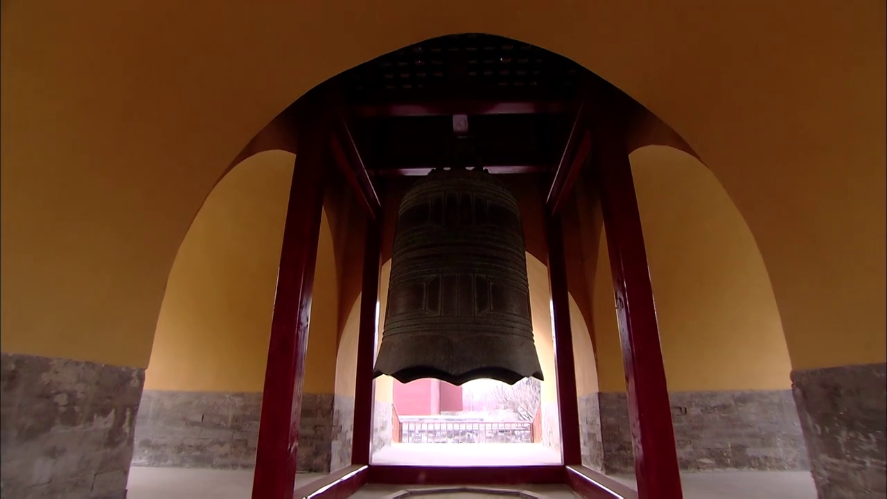 北京天坛斋宫钟楼铜钟滑轨镜头视频素材