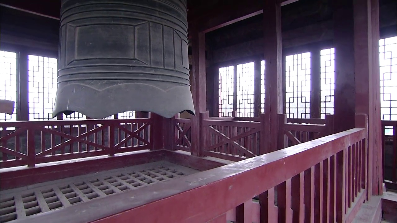 北京天坛斋宫钟楼二层铜钟敲钟滑轨镜头视频素材