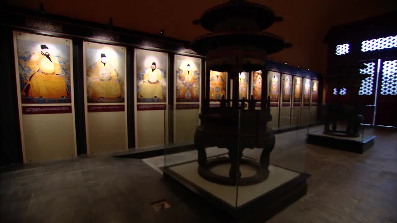 北京天坛斋宫历代皇帝画像滑轨镜头视频素材