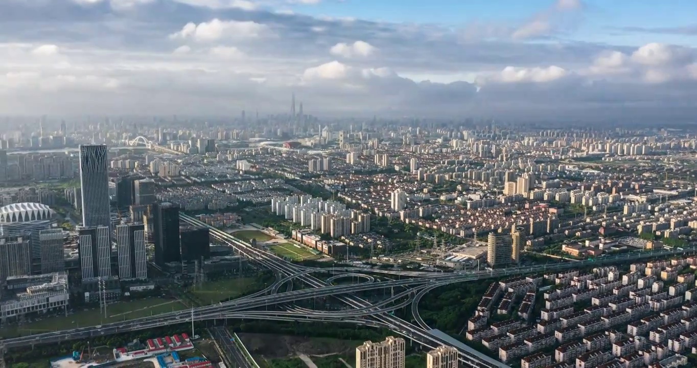 延时航拍中国上海前滩城市天际线，上海中环线立交桥视频下载