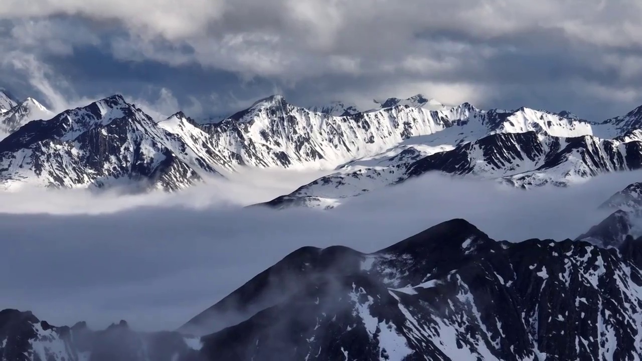 云海中的雪山群视频素材