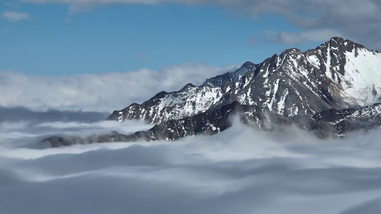 云雾中的雪山积雪视频素材