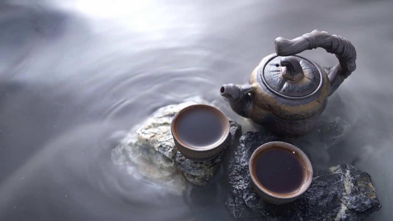 水面上的茶壶与茶杯视频下载