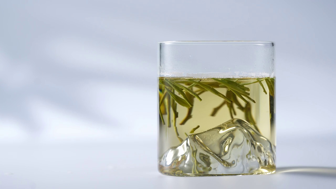 玻璃杯中的绿茶视频素材