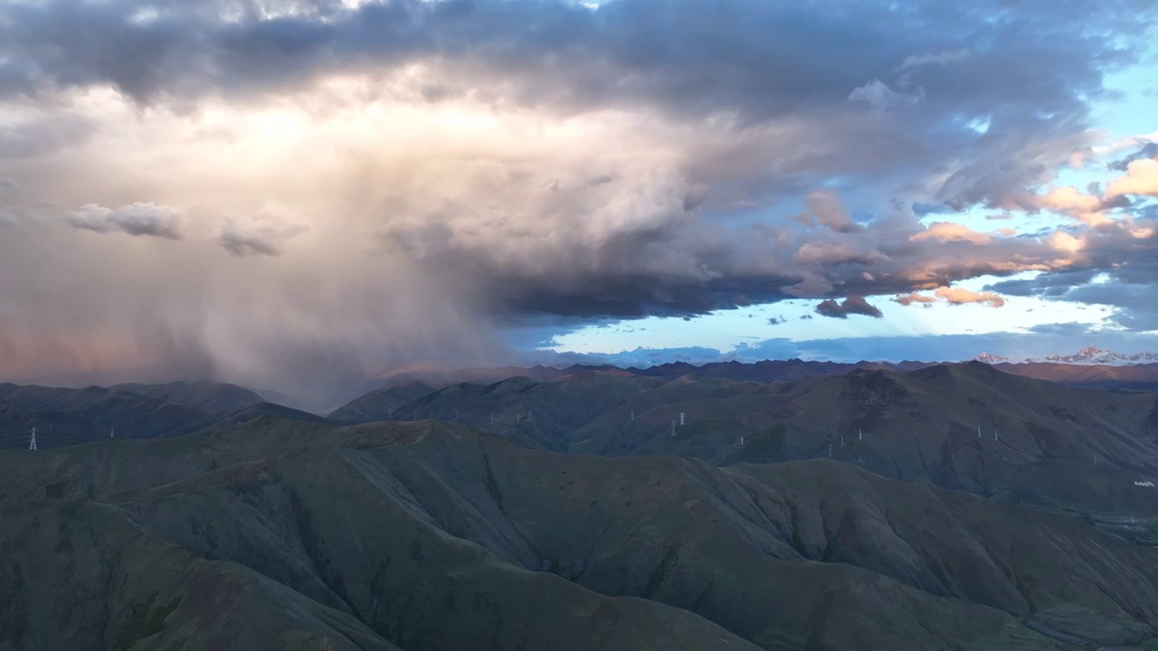 群山上暴雨云团视频素材