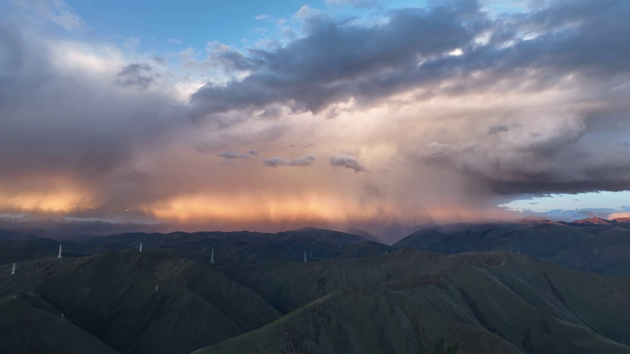 日落光照中的群山暴雨云团视频素材