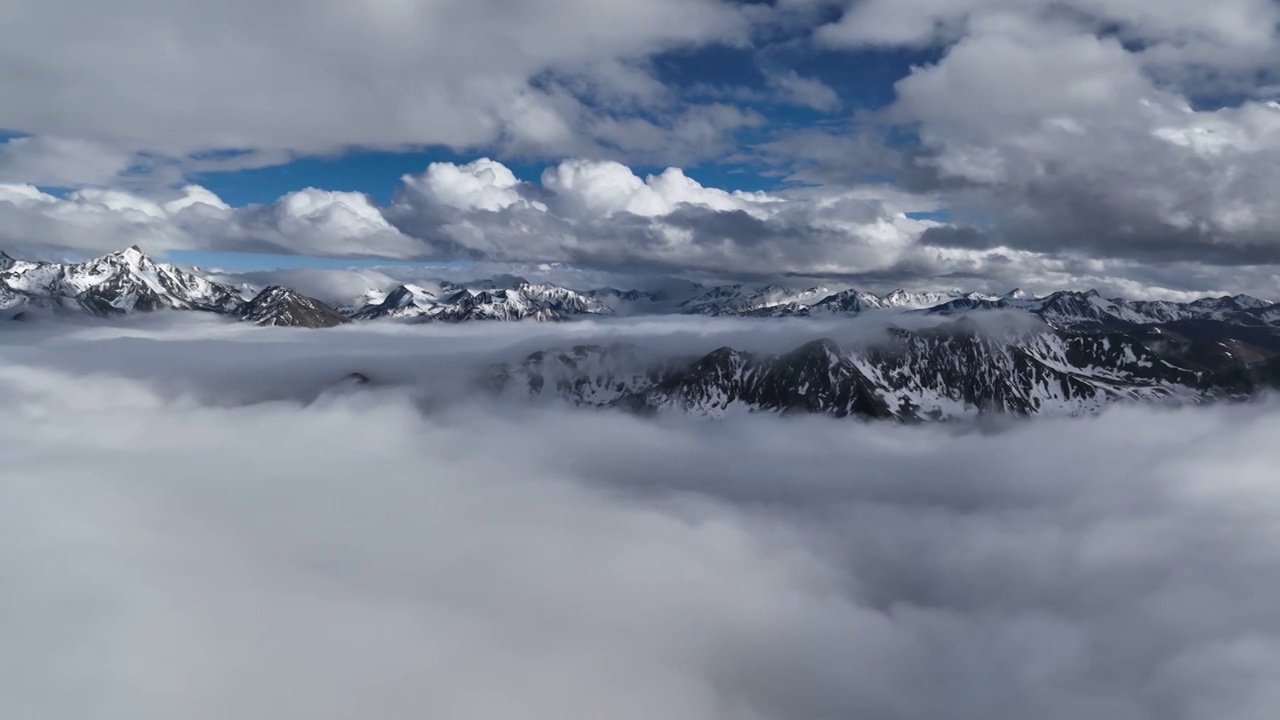 云海云瀑中的雪山群视频素材