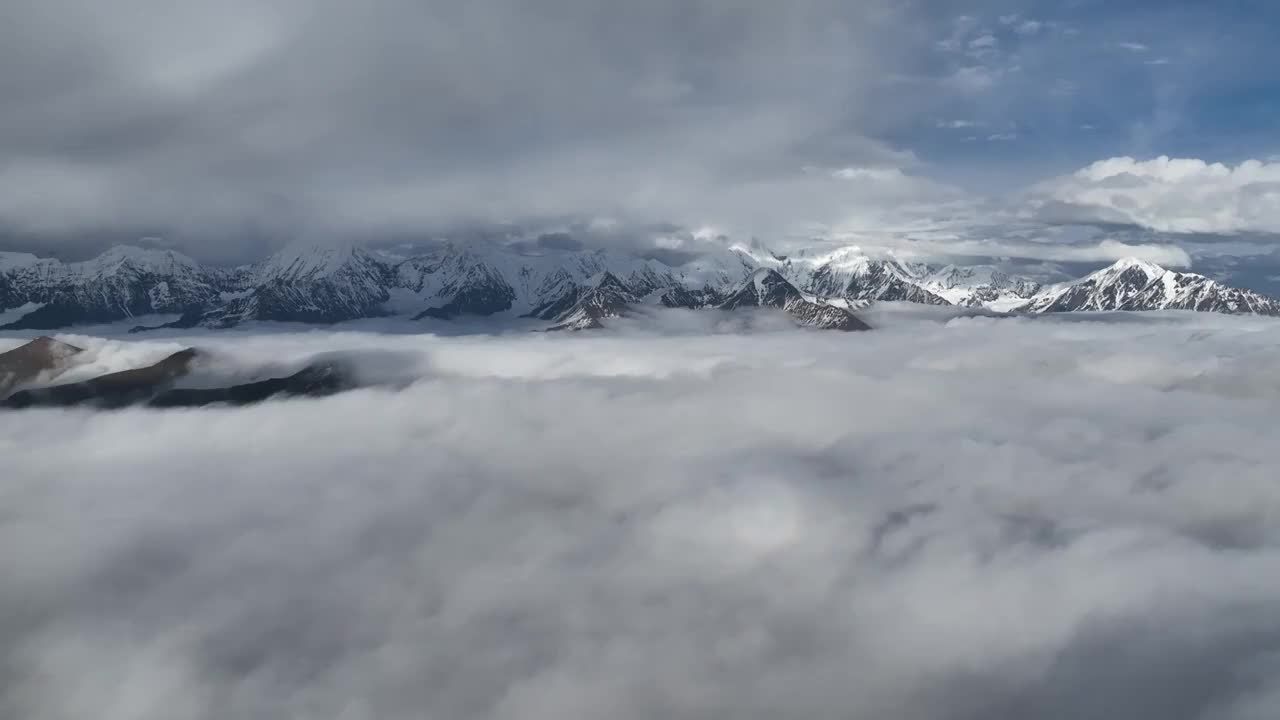 云瀑云海中的绵延雪山视频素材