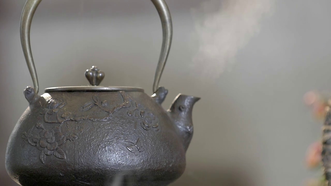 桌面上冒气的泡茶茶壶视频下载