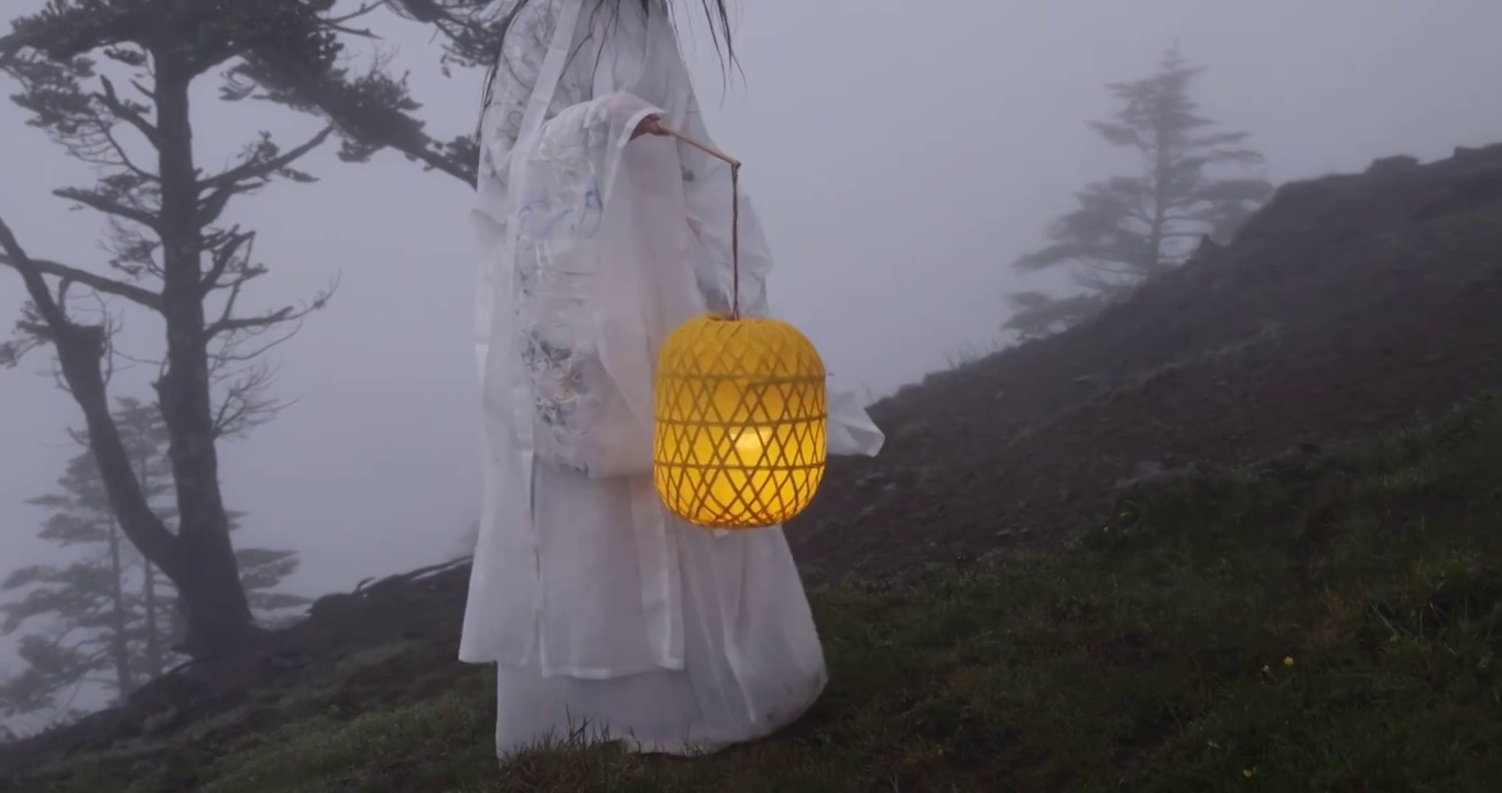升格高速镜头：风中一位提着灯笼的汉服美女视频下载