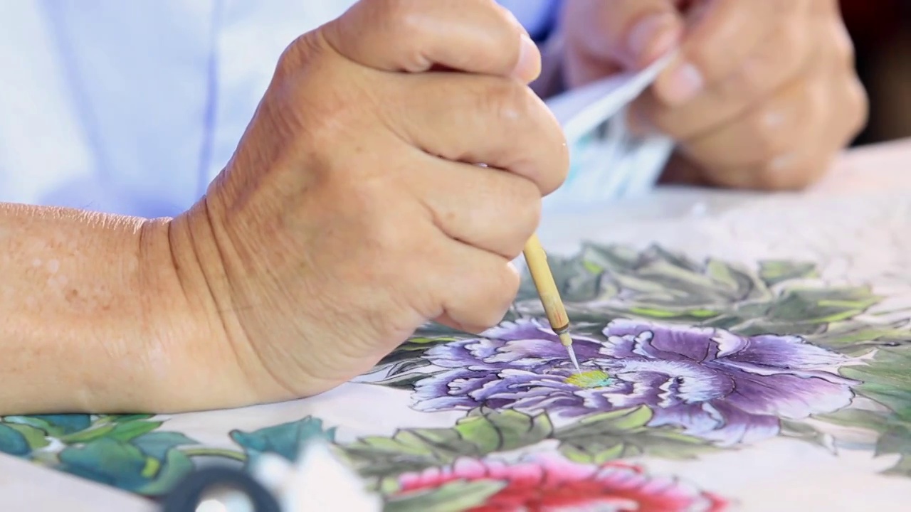 画家绘制花卉视频下载