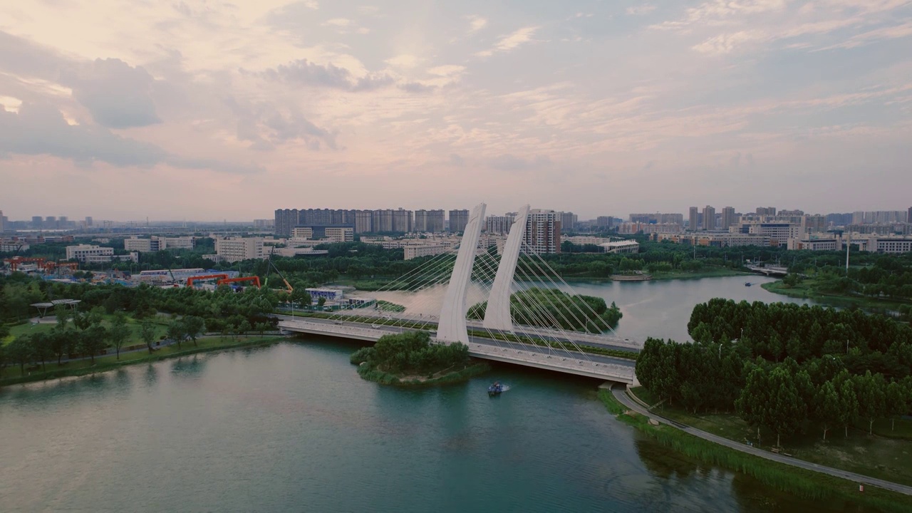 高视角航拍中国河南郑州龙子湖斜拉桥视频素材