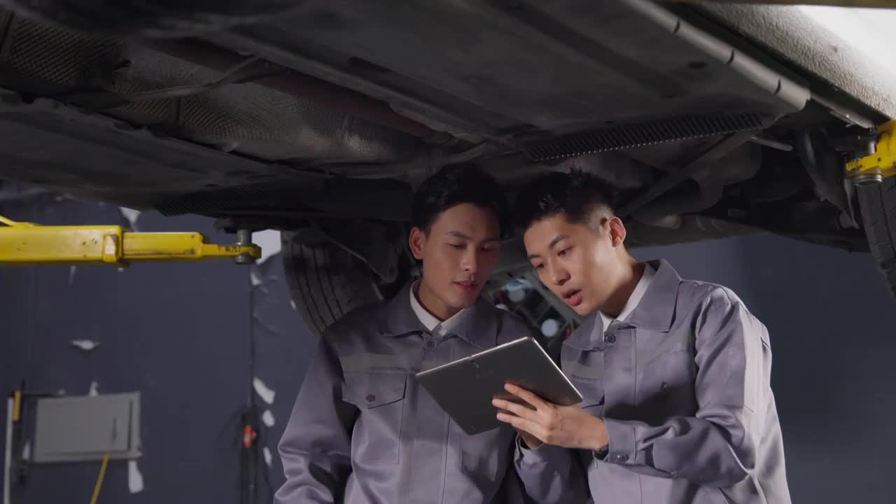专业的汽车修理人员作业视频下载