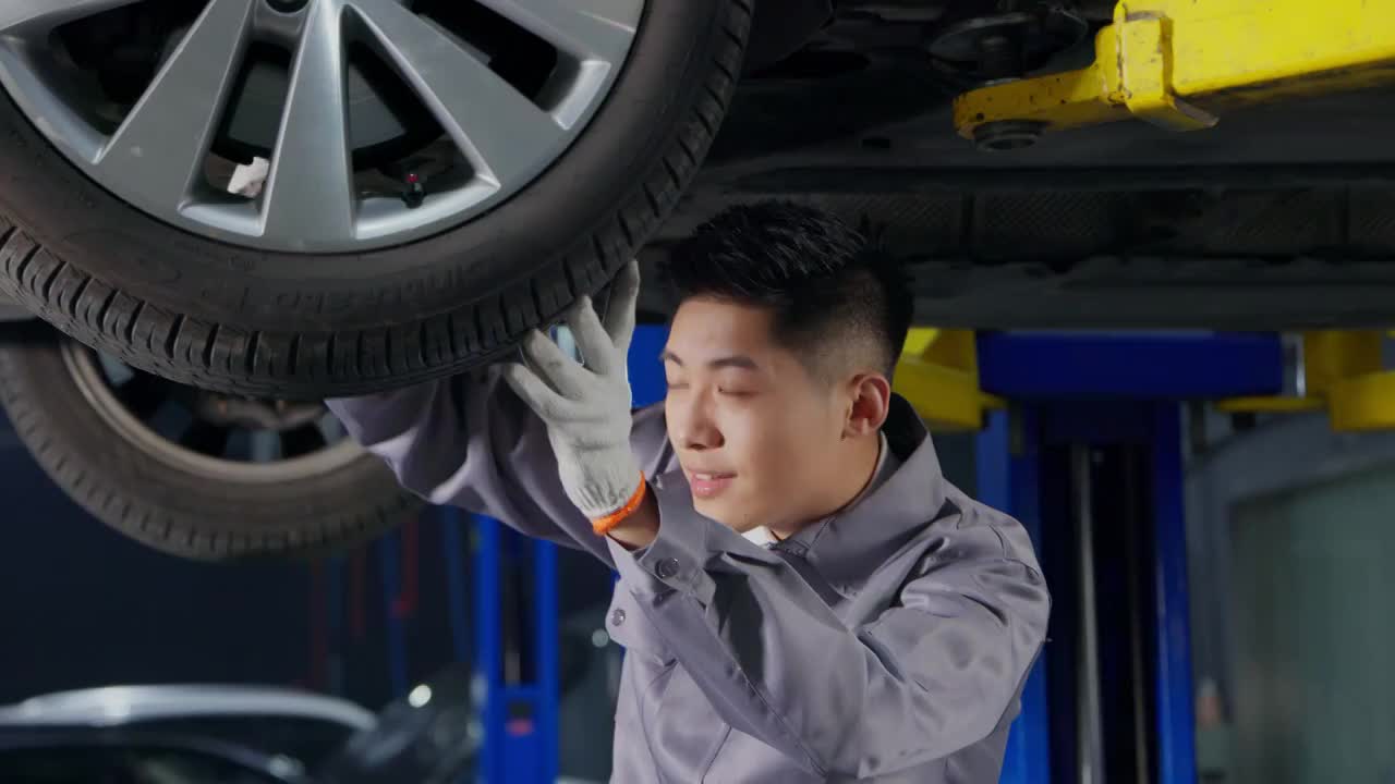 专业的汽车修理人员作业视频下载