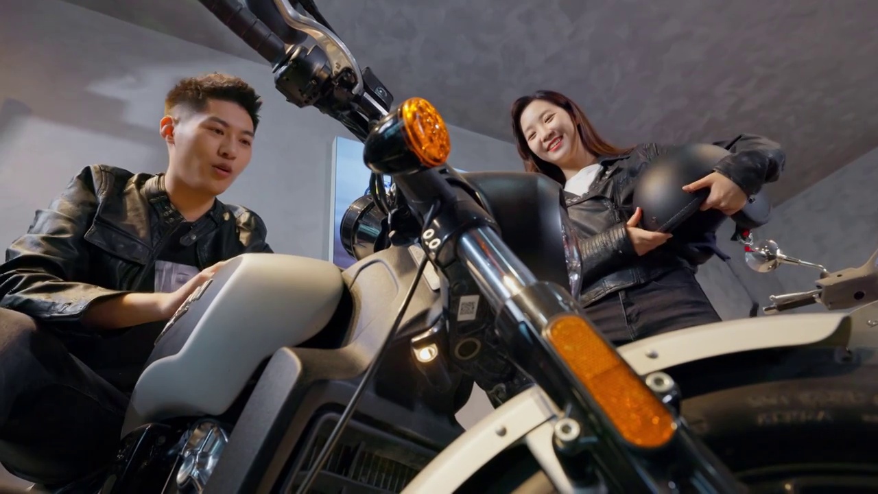 青年伴侣挑选摩托车视频素材
