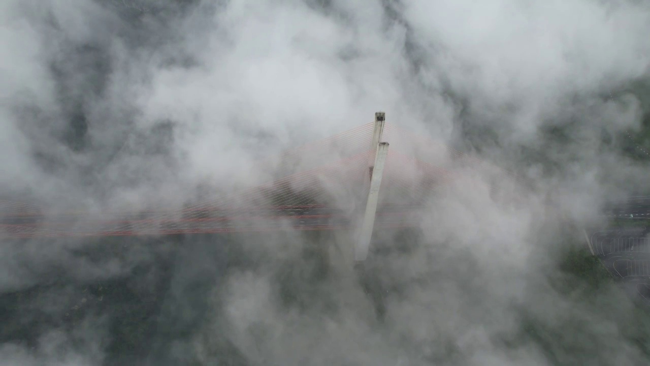 航拍云雾中的贵州六广河特大桥视频素材