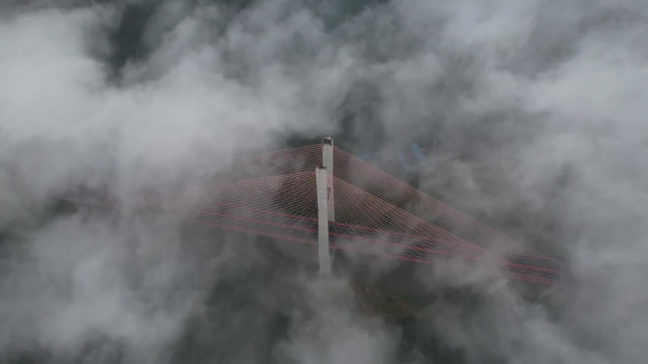 航拍云雾中的贵州六广河特大桥视频素材