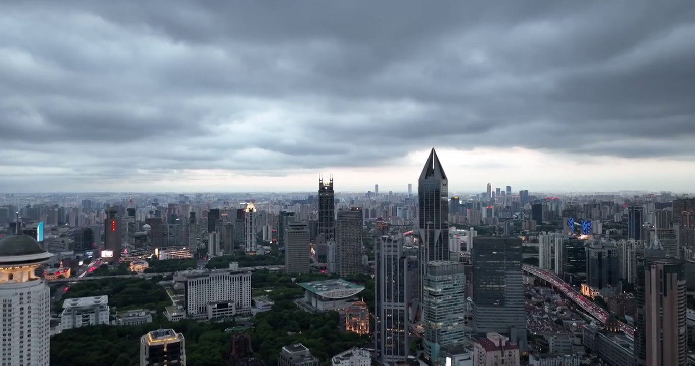 上海城市乌云压城航拍视频素材