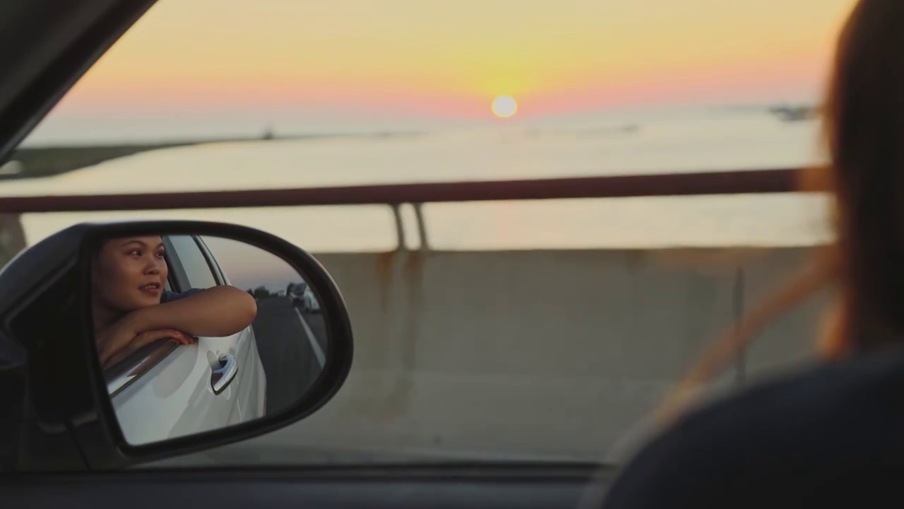 夕阳下，镜子里的表情，汽车后视镜的人，唯美的夕阳视频下载