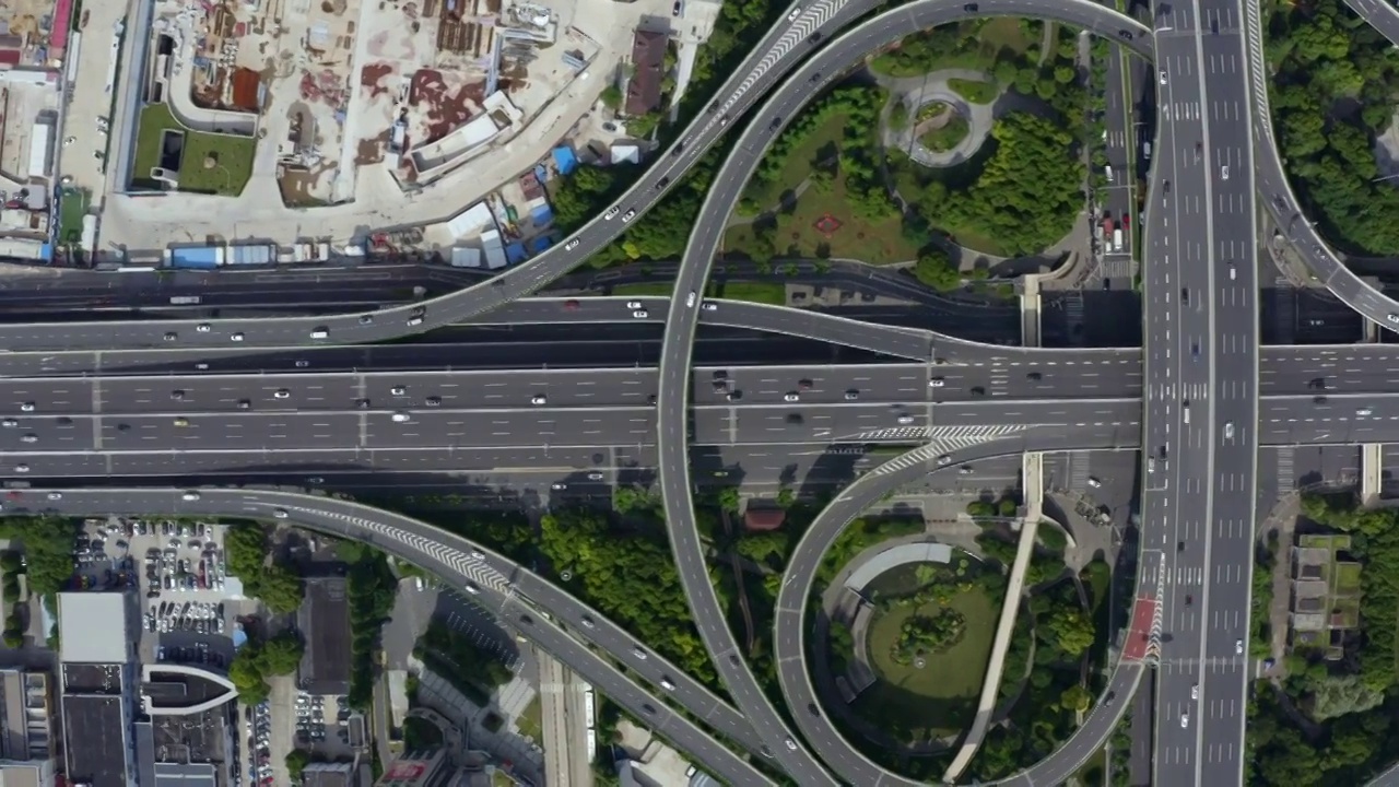 鸟瞰上海市中心的大型环形立交桥视频下载