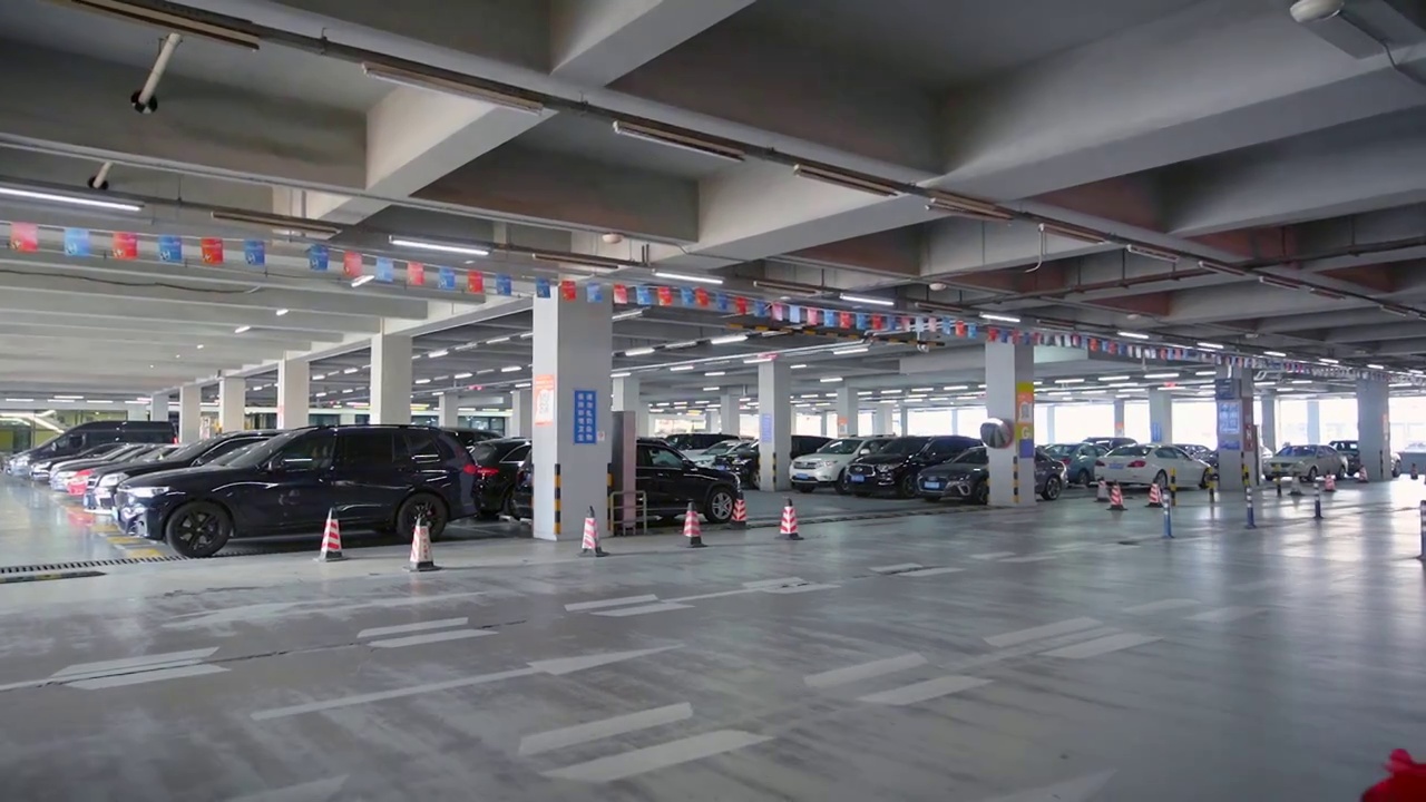 上海虹桥机场的室内停车场视频下载