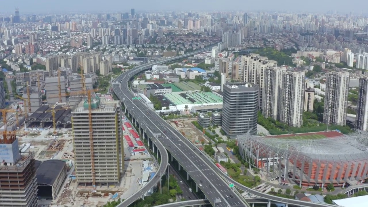 航拍上海共和新路立交桥与中环高架桥，城市里的立体交通视频下载