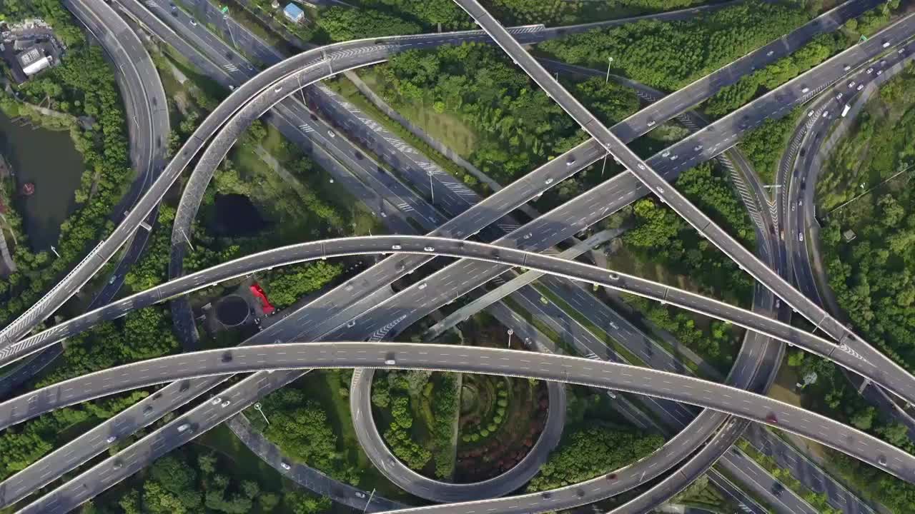 环绕航拍上海市中心巨大的环形立交桥，鸟瞰上海龙阳路立交桥视频下载