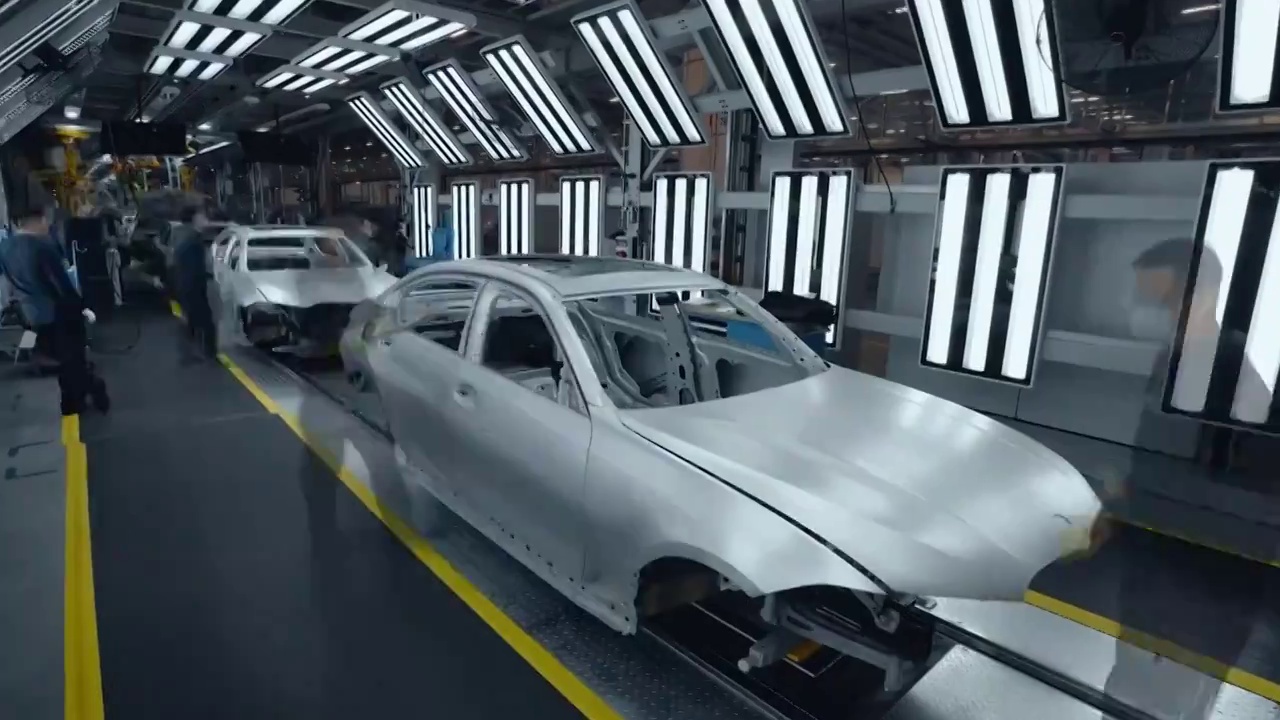 中国的自动化汽车生产工厂流水线（选编）视频素材