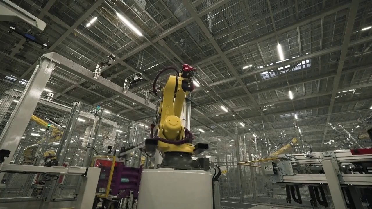 中国的自动化汽车生产工厂流水线（合集）视频素材