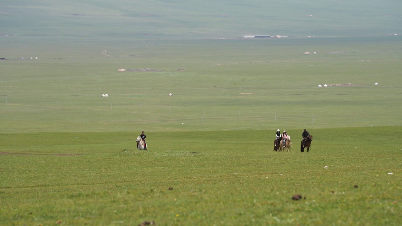 新疆巴音布鲁克草原马匹上的牧民视频素材