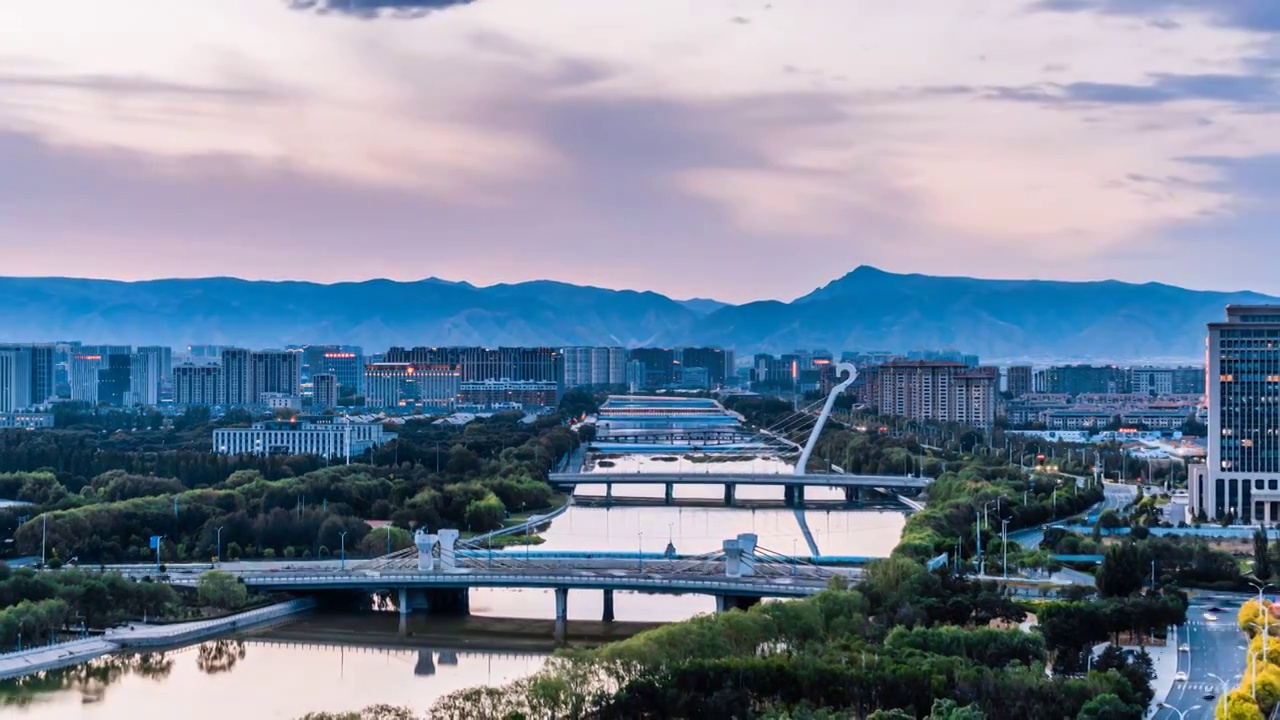 中国内蒙古呼和浩特敕勒川大桥和城市天际线日转夜延时摄影视频素材