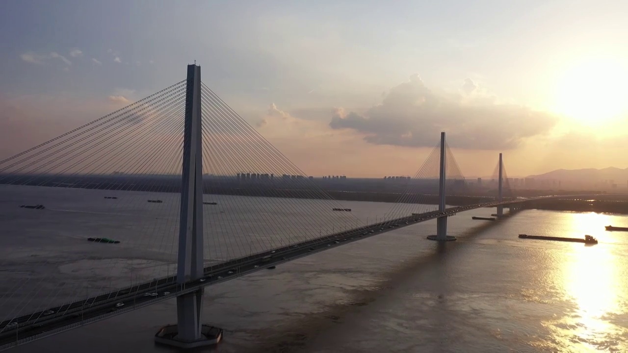 南京江心洲长江大桥（南京长江第五大桥）的日落风光视频素材