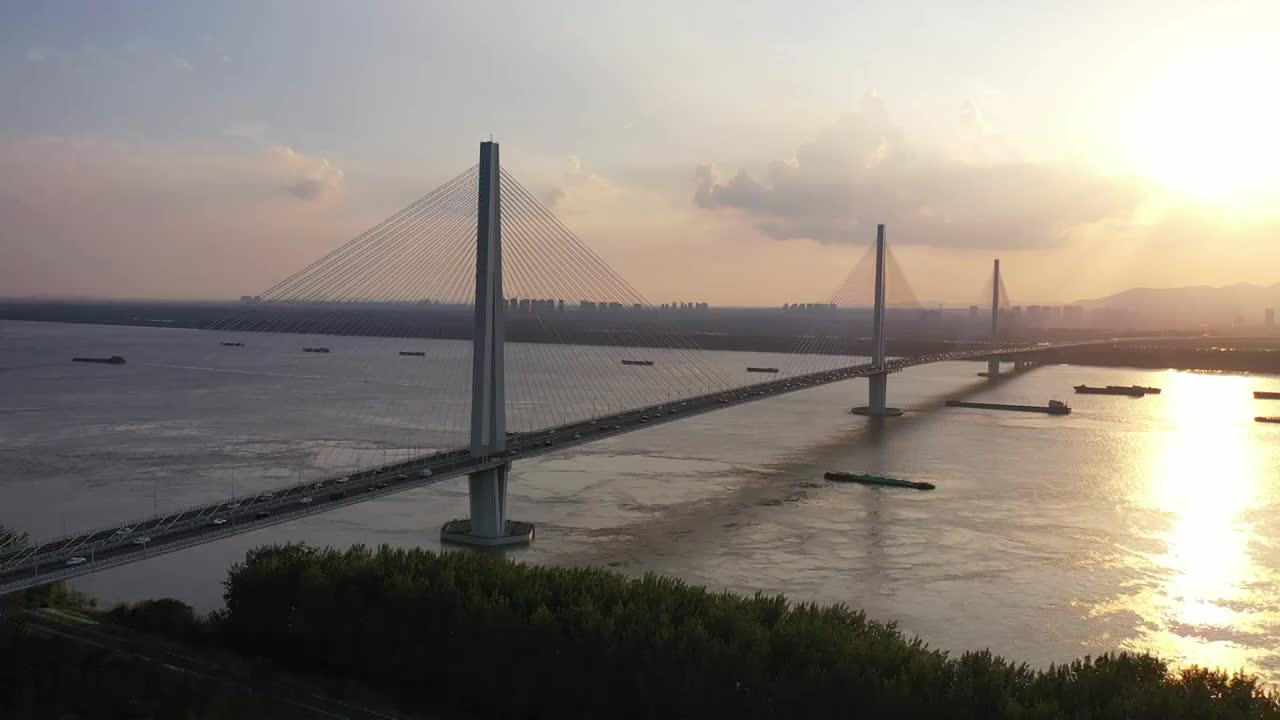 南京江心洲长江大桥（南京长江第五大桥）的日落黄昏时段风光视频素材