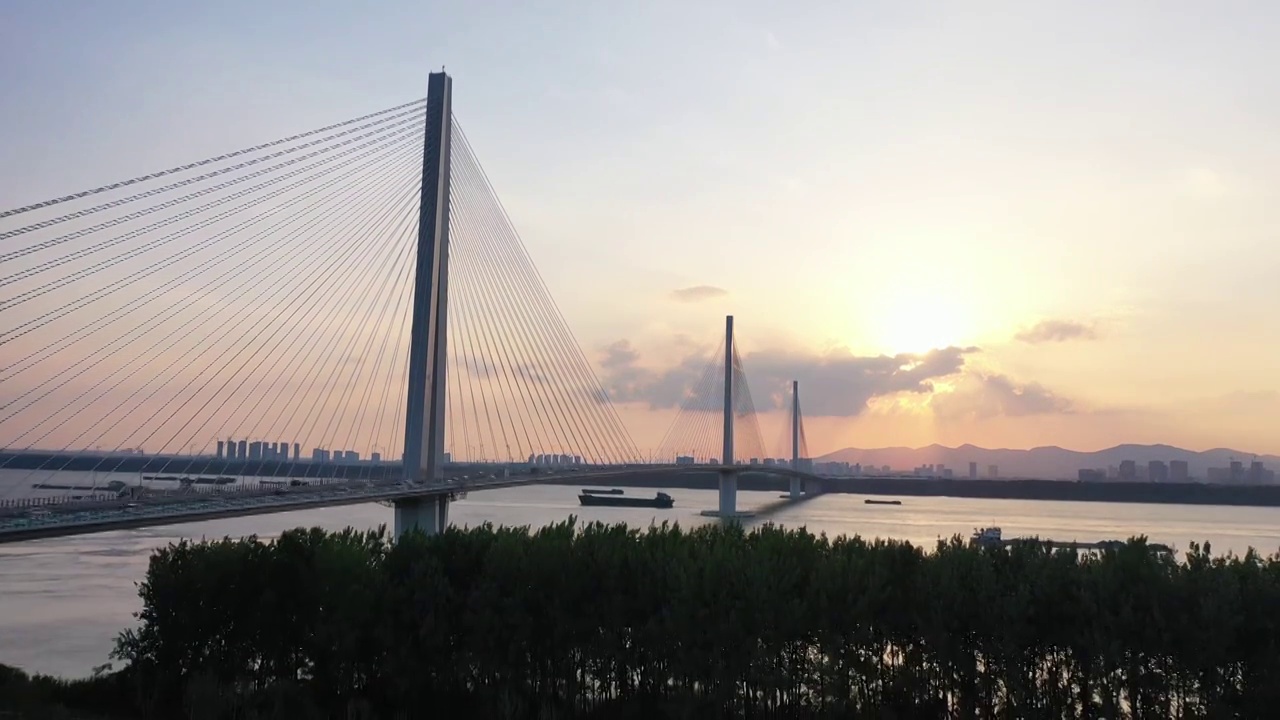 夕阳下的南京江心洲长江大桥（南京长江第五大桥）的日落风光视频素材
