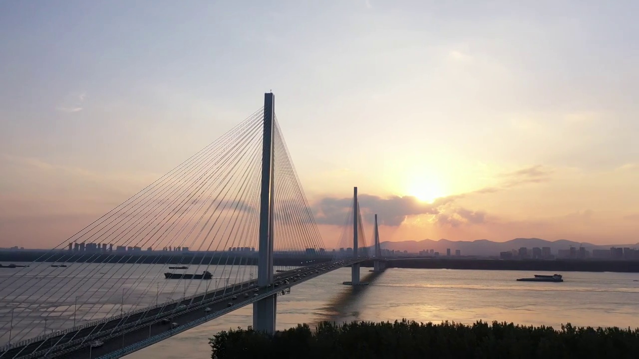 南京江心洲长江大桥（南京长江第五大桥）的晚霞风光视频素材