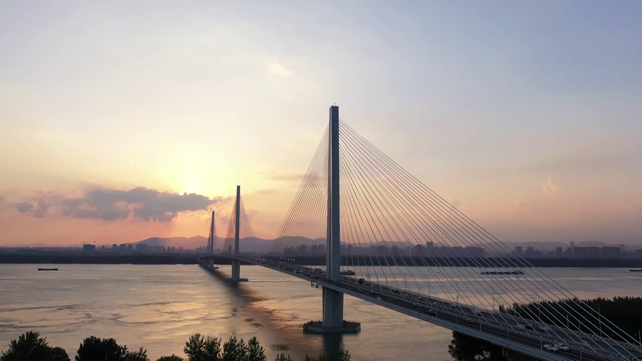 南京江心洲长江大桥（南京长江第五大桥）的晚霞风光视频素材