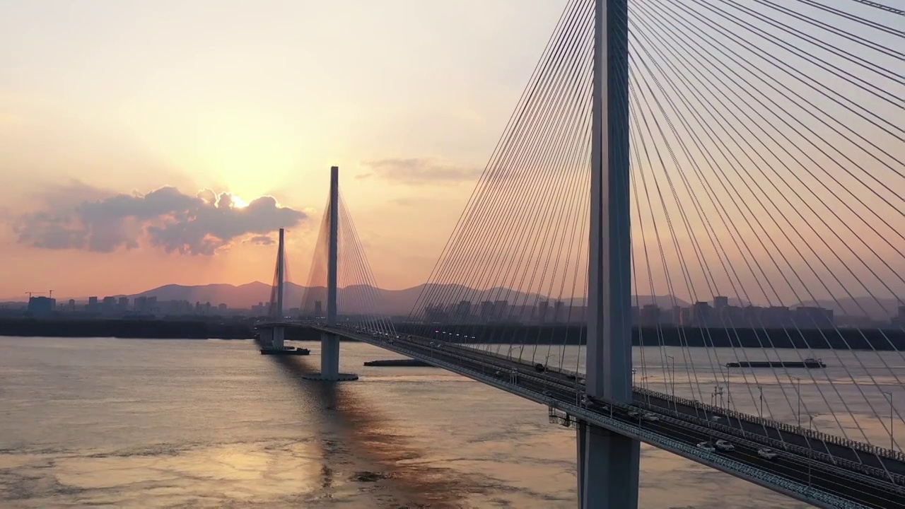 夏天南京江心洲长江大桥（南京长江第五大桥）的晚霞风光视频下载